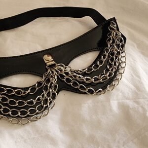 Antifaz con cadenas .-