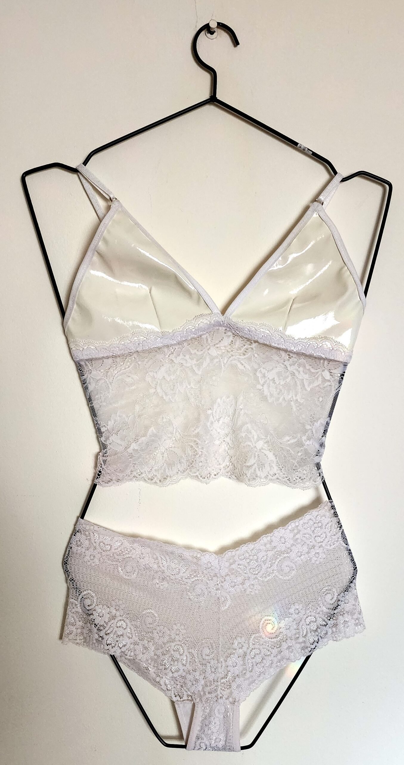 Bralette vinilo + culotte blanco T85 .-
