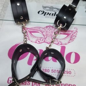 Esposas ecocuero con mosquetón y tachas