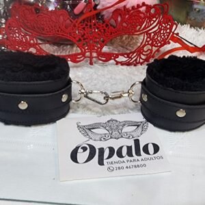 Esposas ecocuero con peluche y tachas