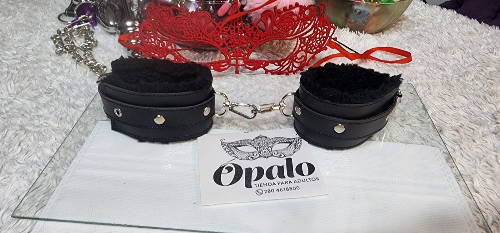 Esposas ecocuero con peluche y tachas