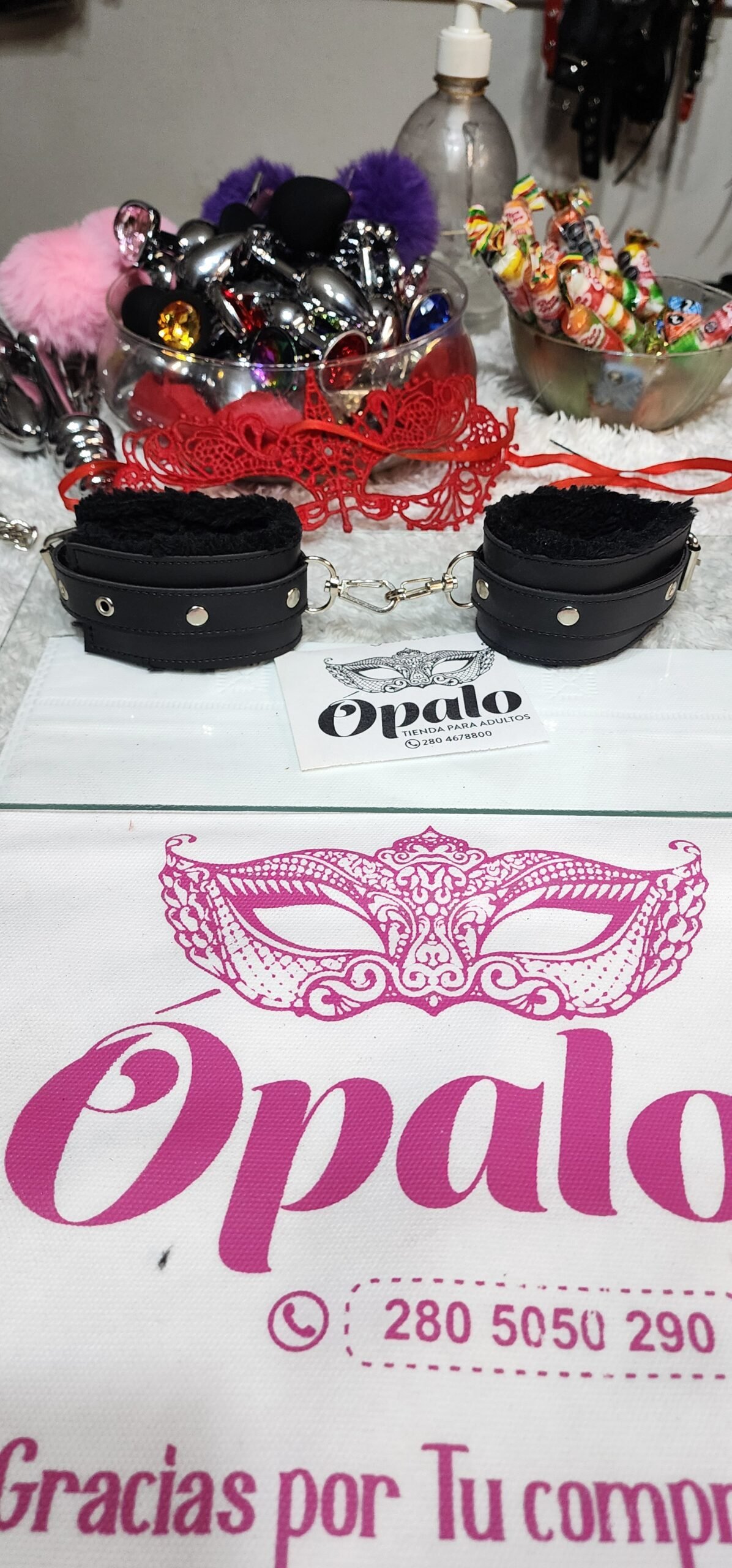 Esposas ecocuero con peluche y tachas - Imagen 3