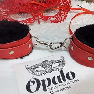 Esposas ecocuero rojo con peluche negro