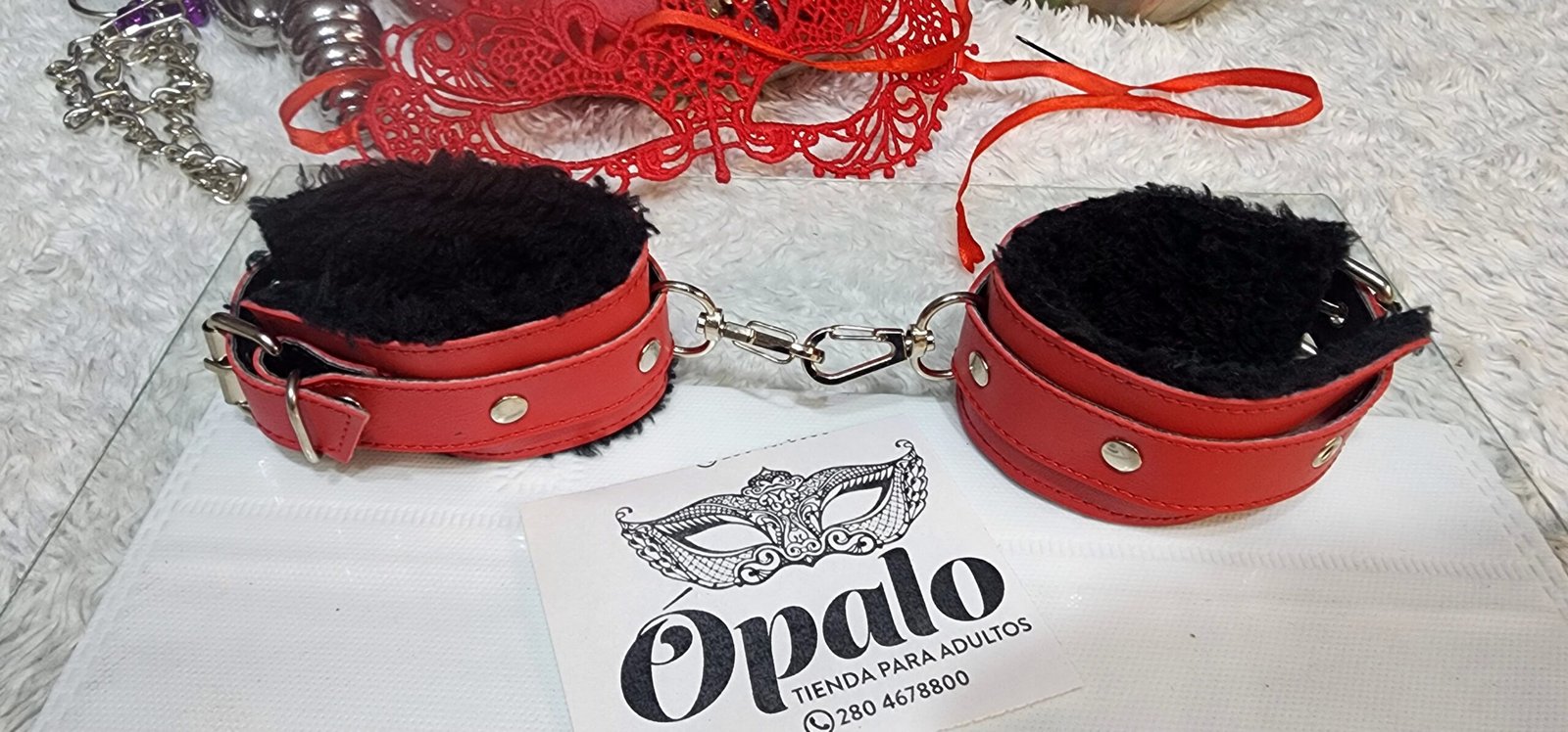 Esposas ecocuero rojo con peluche negro