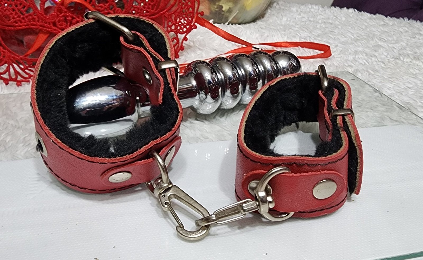Esposas ecocuero rojas con peluche negro