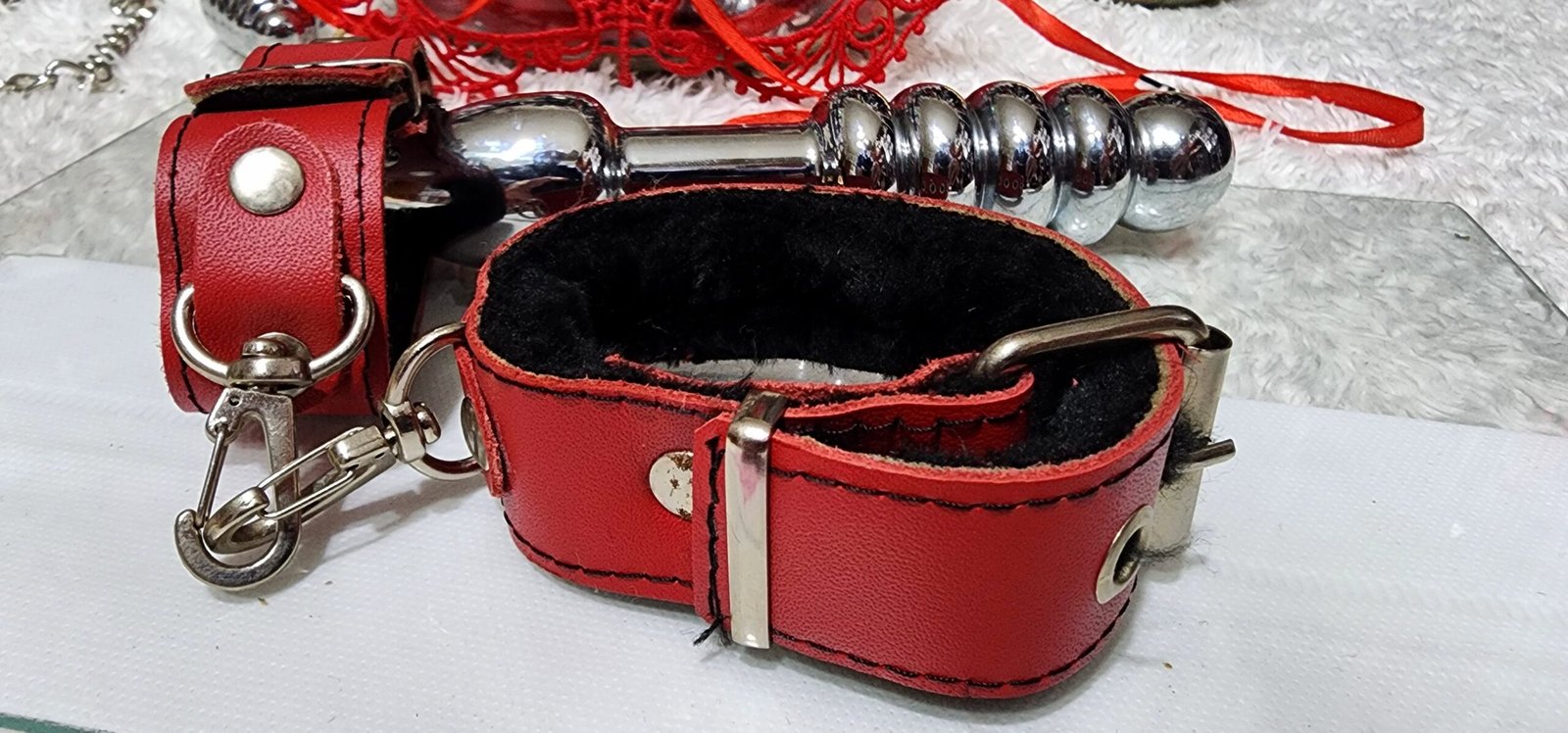 Esposas ecocuero rojas con peluche negro - Imagen 2