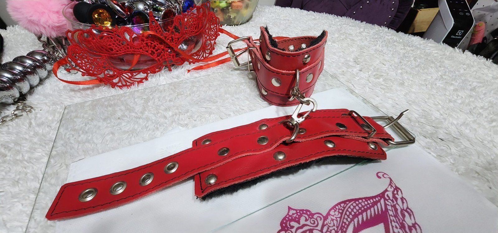 Esposas ecocuero rojas con peluche negro - Imagen 2