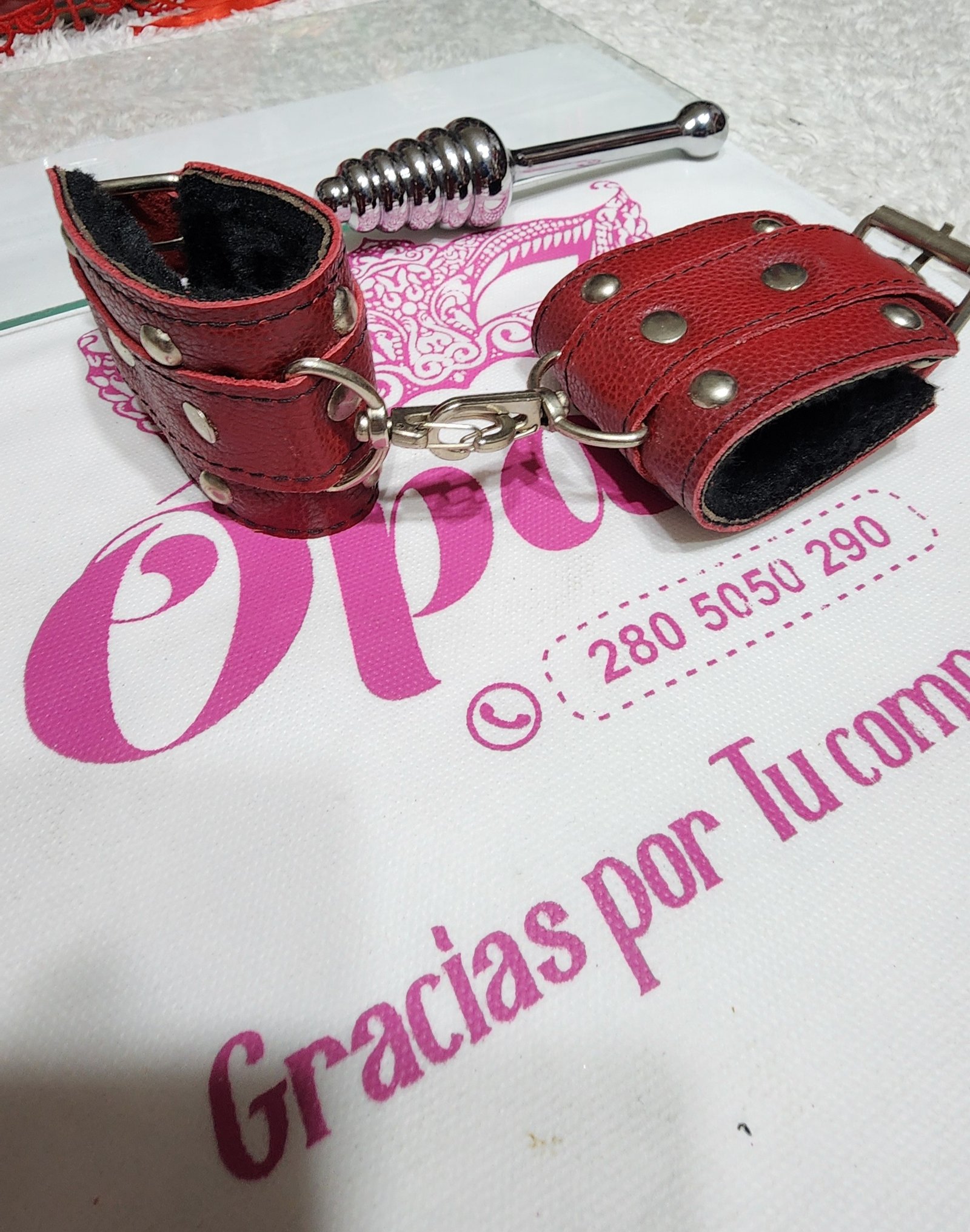 Esposas ecocuero rojas con peluche negro - Imagen 3
