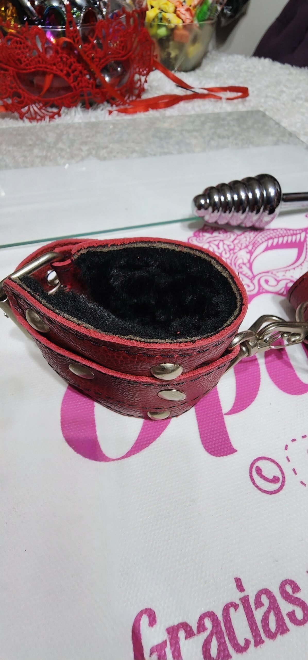 Esposas ecocuero rojas con peluche negro - Imagen 4