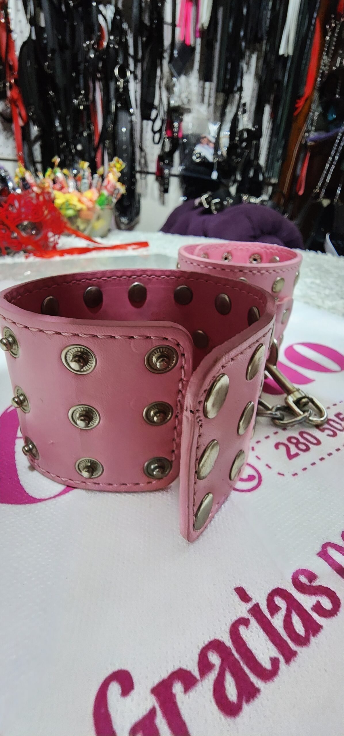 Esposas ecocuero rosa con tachas - Imagen 2