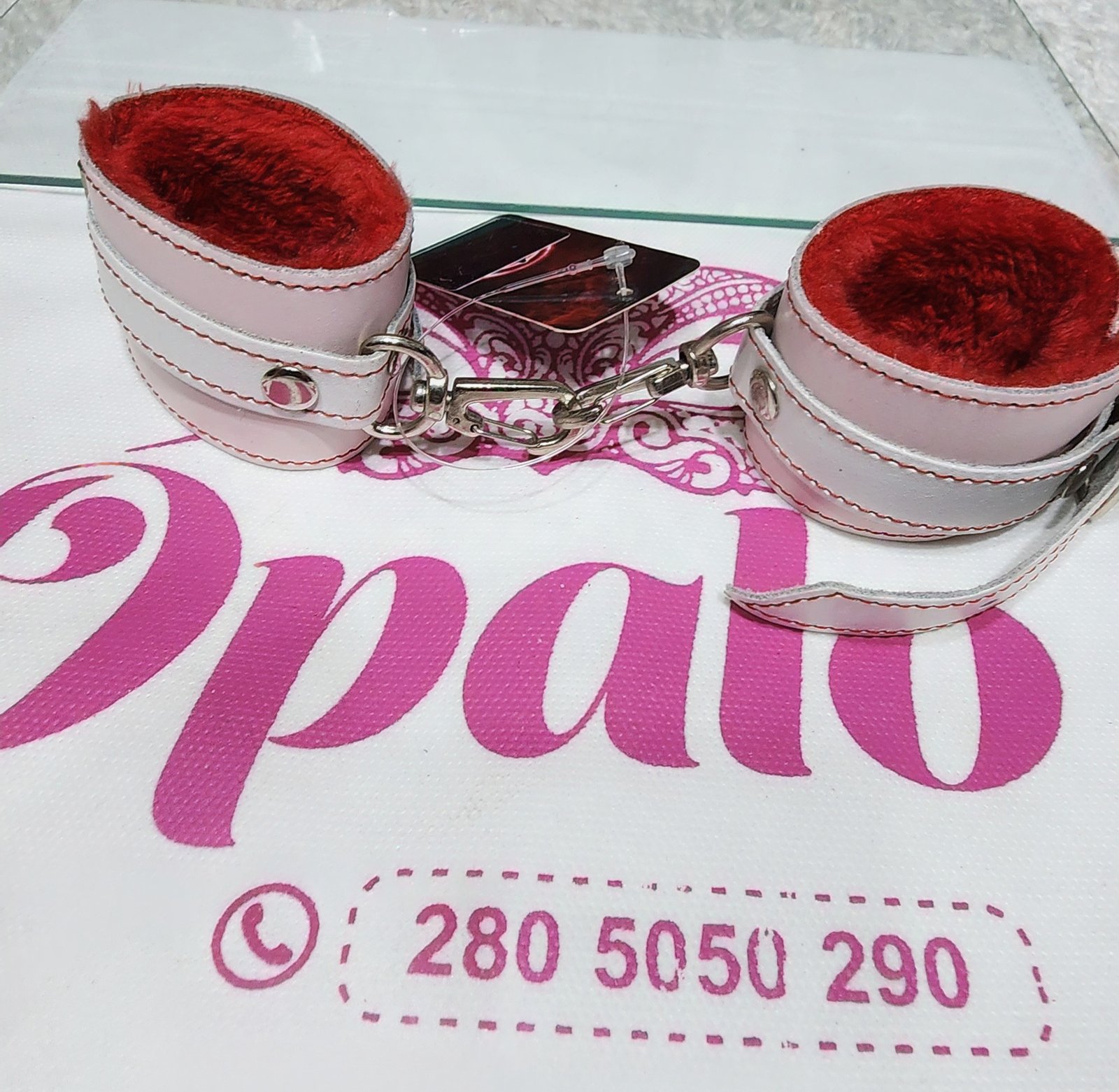 Esposas ecocuero blanco y peluche rojo