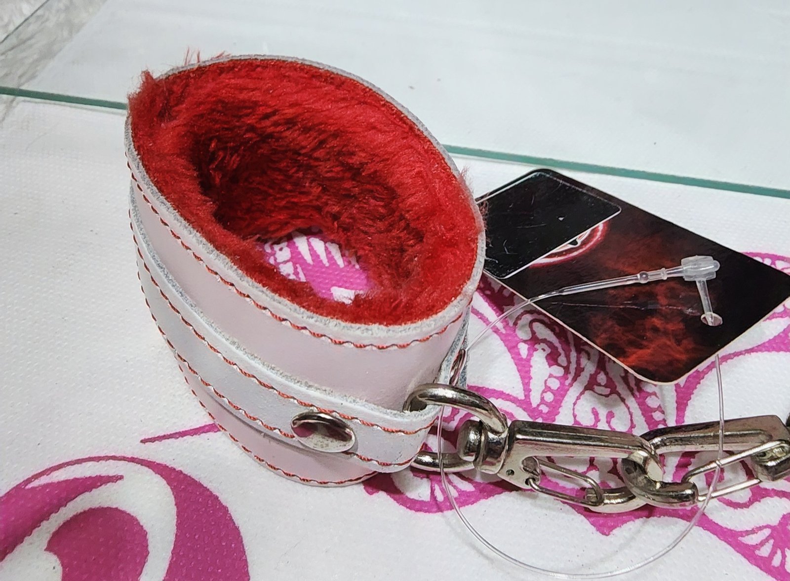 Esposas ecocuero blanco y peluche rojo - Imagen 2