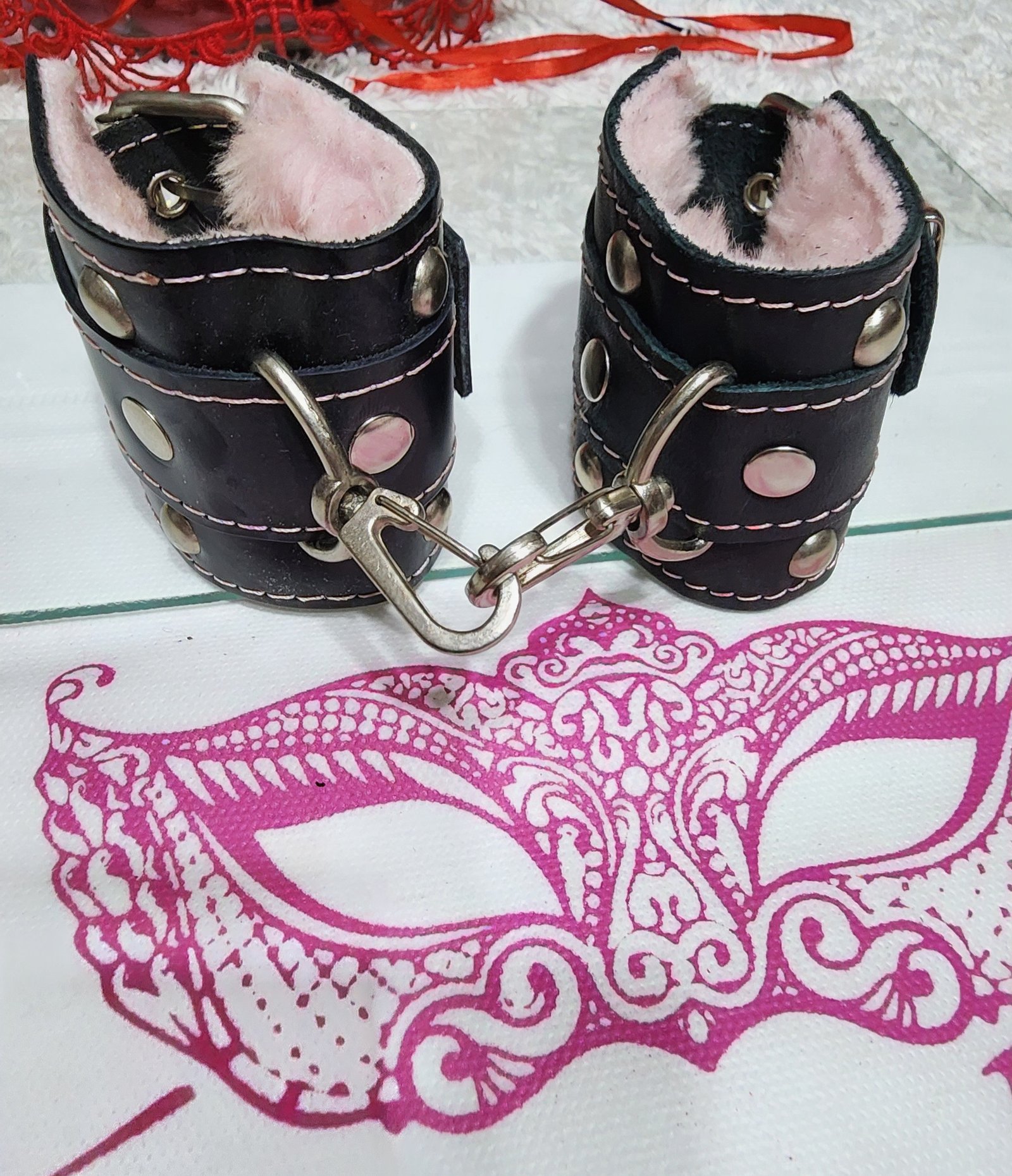Esposas ecocuero y peluche rosa
