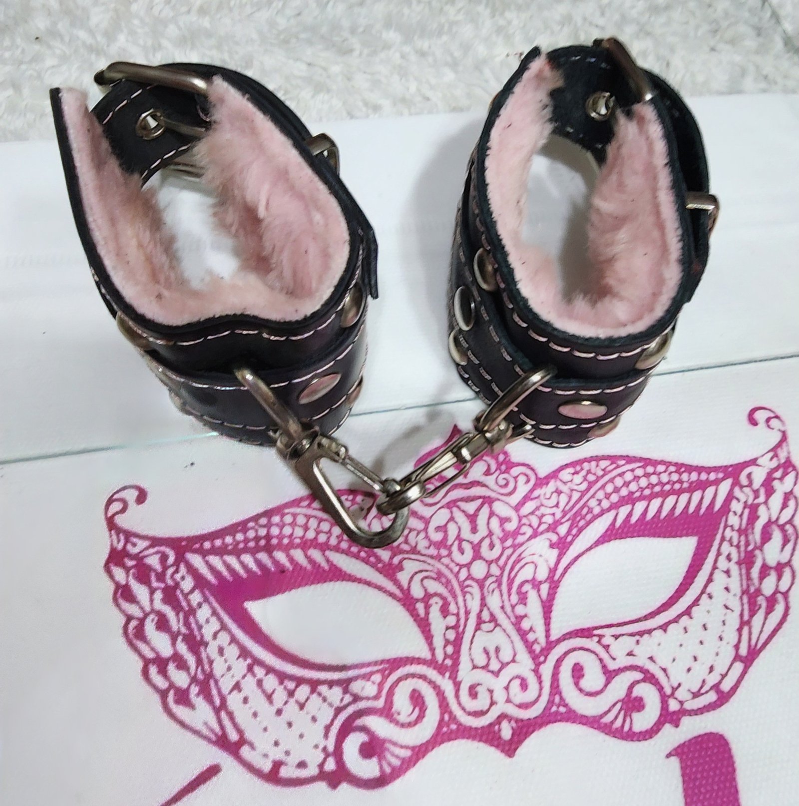 Esposas ecocuero y peluche rosa - Imagen 3