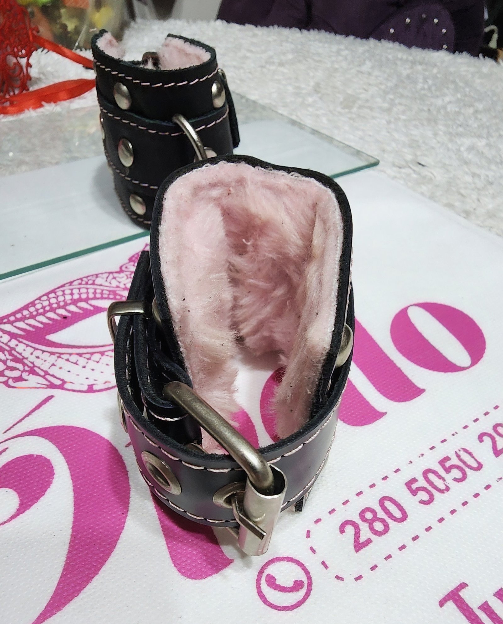 Esposas ecocuero y peluche rosa - Imagen 2