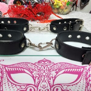 Esposas ecocuero con remaches