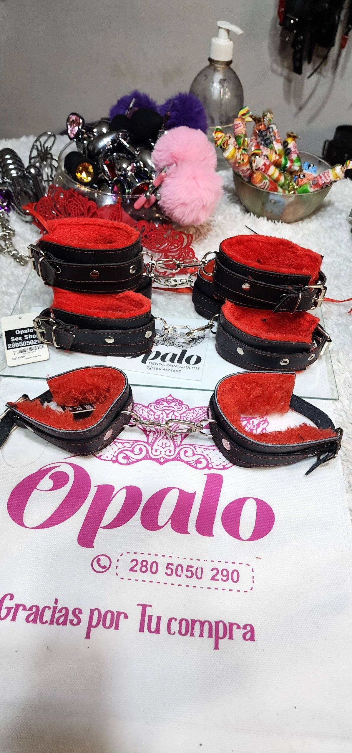 Esposas ecocuero negro c/ peluche rojo - Imagen 2