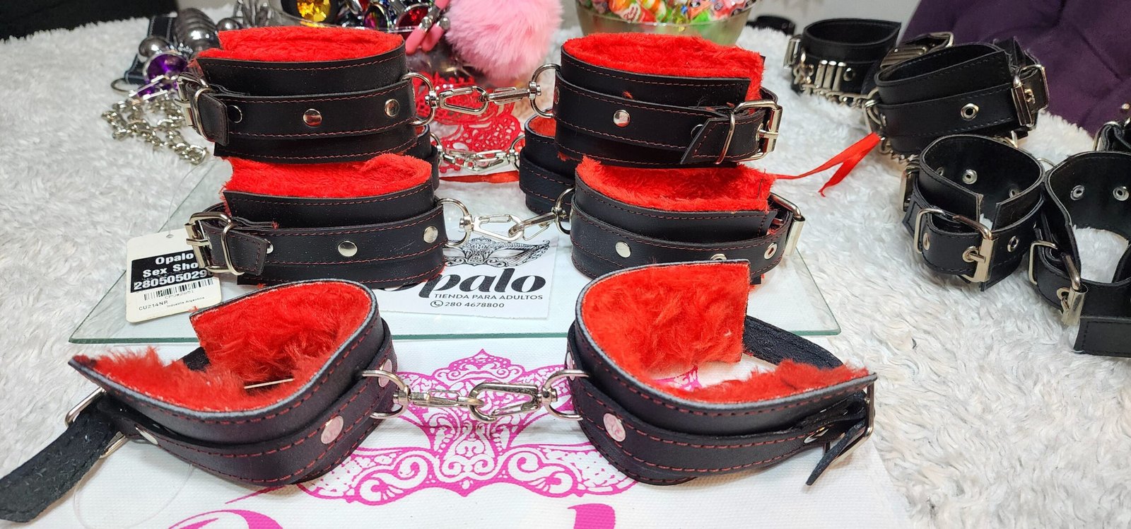 Esposas ecocuero negro c/ peluche rojo